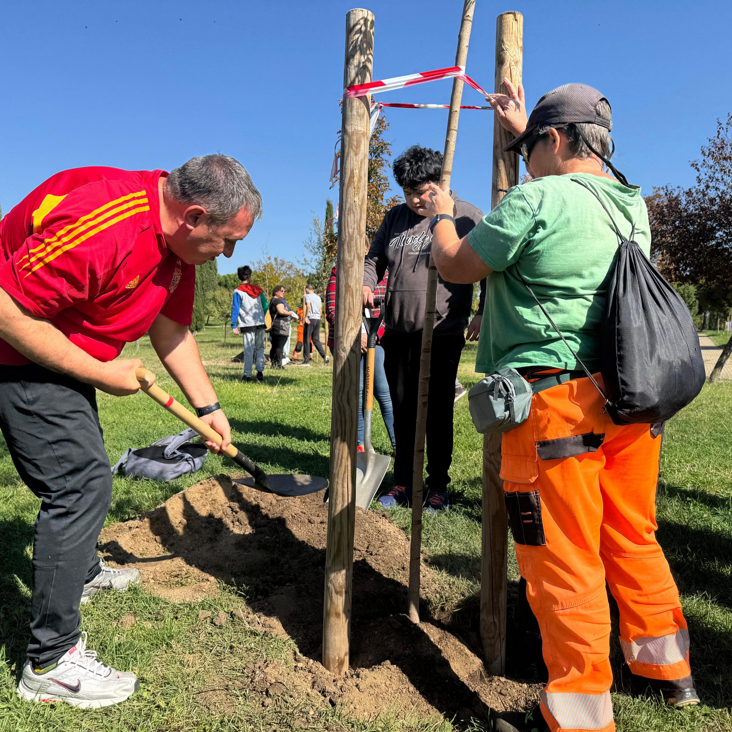 Un árbol por el Párkinson vuelve a llenar de vida el Parque de la República
